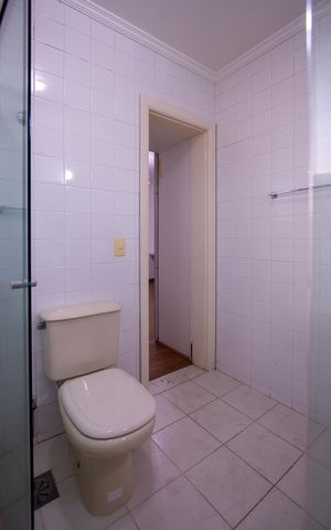 Casa de condomínio para alugar com 600m², 4 quartos e 3 vagas Casa de condomínio para alugar com 600m², 4 quartos e 3 vagasBanheiro da Suíte 1