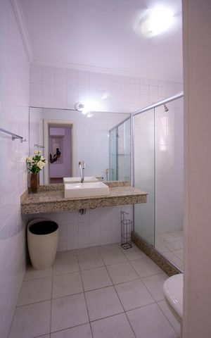 Casa de condomínio para alugar com 600m², 4 quartos e 3 vagas Casa de condomínio para alugar com 600m², 4 quartos e 3 vagasBanheiro da Suíte 1