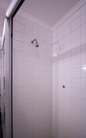 Casa de condomínio para alugar com 600m², 4 quartos e 3 vagas Casa de condomínio para alugar com 600m², 4 quartos e 3 vagasBanheiro da Suíte 1