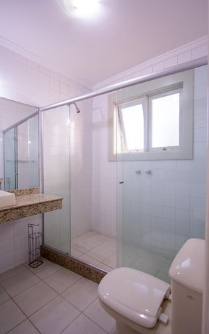 Casa de condomínio para alugar com 600m², 4 quartos e 3 vagas Casa de condomínio para alugar com 600m², 4 quartos e 3 vagasBanheiro da Suíte 1