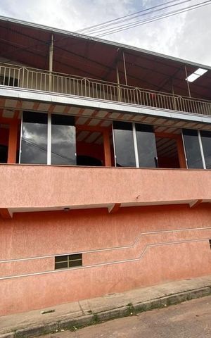 Casa à venda com 136m², 8 quartos e 3 vagasFachada