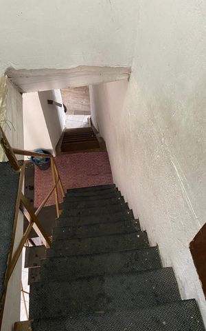 Casa à venda com 136m², 8 quartos e 3 vagasEscada