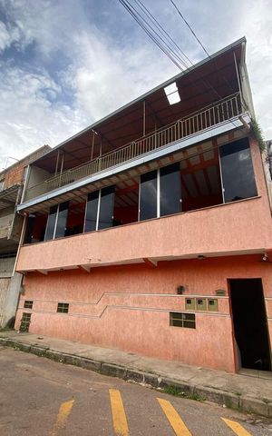 Casa à venda com 136m², 8 quartos e 3 vagasFachada