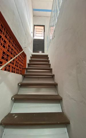 Casa à venda com 136m², 8 quartos e 3 vagasEscada