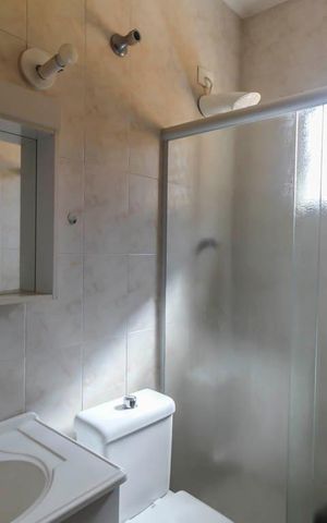 Casa à venda com 200m², 4 quartos e 4 vagas Casa à venda com 200m², 4 quartos e 4 vagasBanheiro 1