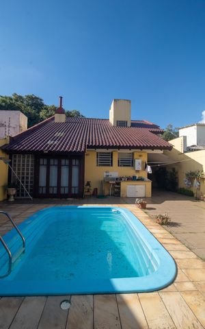 Casa à venda com 260m², 4 quartos e 4 vagas Casa à venda com 260m², 4 quartos e 4 vagasÁrea comum - Piscina
