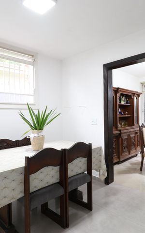 Casa à venda com 352m², 4 quartos e 8 vagasCopa