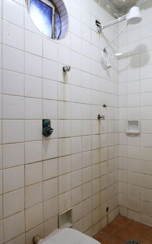 Casa à venda com 352m², 4 quartos e 8 vagasBanheiro de serviço