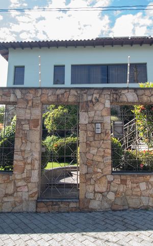 Casa à venda com 290m², 3 quartos e 6 vagasFachada
