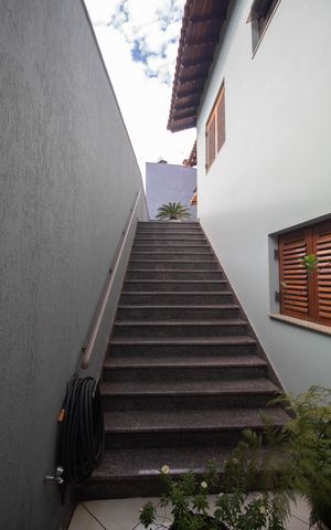 Casa à venda com 290m², 3 quartos e 6 vagasEscada