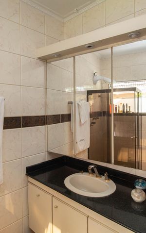 Casa à venda com 290m², 3 quartos e 6 vagasBanheiro da Suíte 1