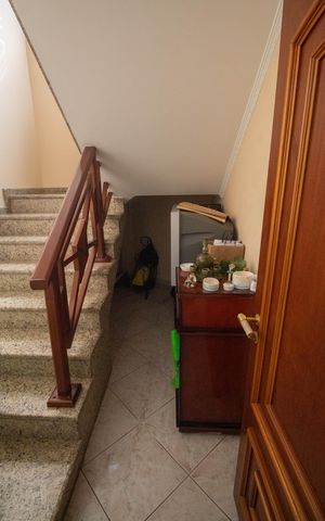 Casa à venda com 290m², 3 quartos e 6 vagasEscada