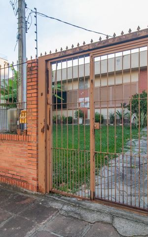 Casa à venda com 250m², 4 quartos e 2 vagas Casa à venda com 250m², 4 quartos e 2 vagasFachada