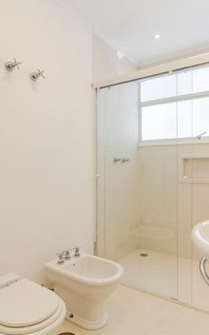Apartamento à venda com 280m², 3 quartos e 2 vagas Apartamento à venda com 280m², 3 quartos e 2 vagasBanheiro da Suíte 1