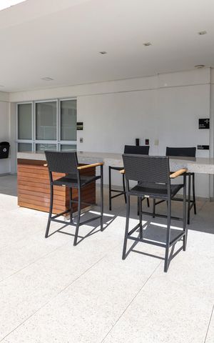 Apartamento à venda com 225m², 4 quartos e 4 vagas Apartamento à venda com 225m², 4 quartos e 4 vagasÁrea comum - Piscina