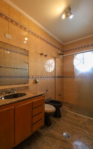 Casa à venda com 357m², 4 quartos e 4 vagas Casa à venda com 357m², 4 quartos e 4 vagasBanheiro da Suíte 1