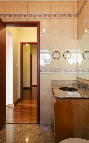 Casa à venda com 357m², 4 quartos e 4 vagas Casa à venda com 357m², 4 quartos e 4 vagasBanheiro da Suíte 1