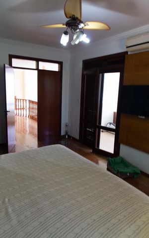 Casa de condomínio à venda com 450m², 4 quartos e 4 vagas Casa de condomínio à venda com 450m², 4 quartos e 4 vagasSuíte Master