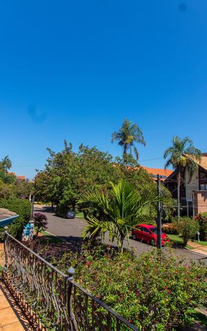 Casa de condomínio à venda com 450m², 4 quartos e 4 vagas Casa de condomínio à venda com 450m², 4 quartos e 4 vagasVista da Sacada da Suíte 2