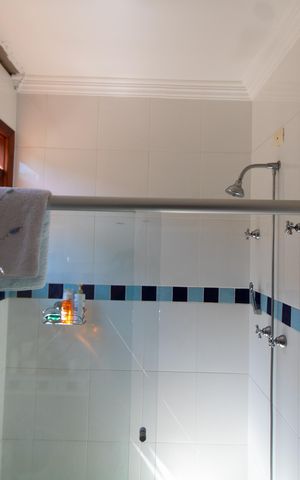 Casa de condomínio à venda com 450m², 4 quartos e 4 vagas Casa de condomínio à venda com 450m², 4 quartos e 4 vagasBanheiro da Suíte