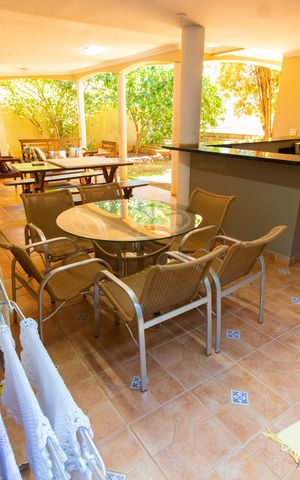 Casa de condomínio à venda com 450m², 4 quartos e 4 vagas Casa de condomínio à venda com 450m², 4 quartos e 4 vagasÁrea comum
