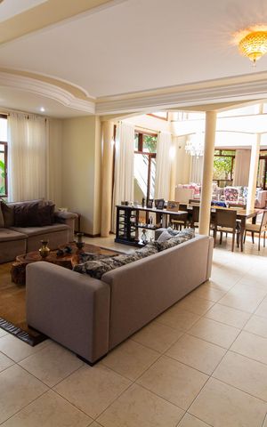 Casa de condomínio à venda com 450m², 4 quartos e 4 vagas Casa de condomínio à venda com 450m², 4 quartos e 4 vagasSala