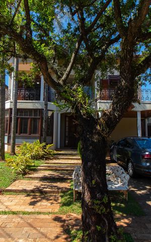 Casa de condomínio à venda com 450m², 4 quartos e 4 vagas Casa de condomínio à venda com 450m², 4 quartos e 4 vagasFachada