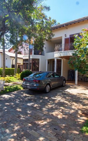 Casa de condomínio à venda com 450m², 4 quartos e 4 vagas Casa de condomínio à venda com 450m², 4 quartos e 4 vagasFachada