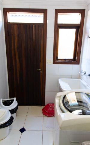 Casa de condomínio à venda com 450m², 4 quartos e 4 vagas Casa de condomínio à venda com 450m², 4 quartos e 4 vagasÁrea de Serviço