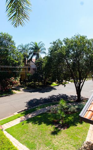Casa de condomínio à venda com 450m², 4 quartos e 4 vagas Casa de condomínio à venda com 450m², 4 quartos e 4 vagasVista da Sacada da Suíte