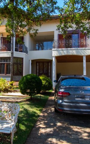 Casa de condomínio à venda com 450m², 4 quartos e 4 vagas Casa de condomínio à venda com 450m², 4 quartos e 4 vagasFachada