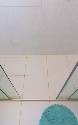 Casa de condomínio à venda com 450m², 4 quartos e 4 vagas Casa de condomínio à venda com 450m², 4 quartos e 4 vagasBanheiro da Suíte 2