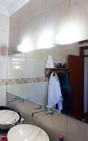 Casa de condomínio à venda com 450m², 4 quartos e 4 vagas Casa de condomínio à venda com 450m², 4 quartos e 4 vagasBanheiro da Suíte Master