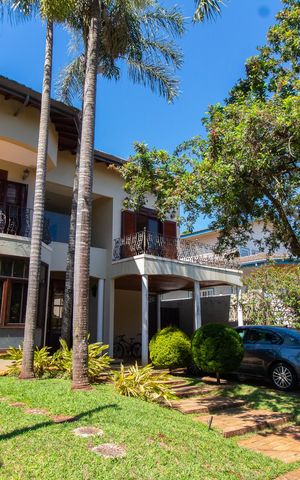 Casa de condomínio à venda com 450m², 4 quartos e 4 vagas Casa de condomínio à venda com 450m², 4 quartos e 4 vagasFachada