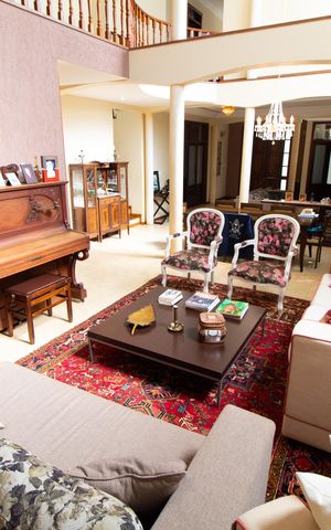 Casa de condomínio à venda com 450m², 4 quartos e 4 vagas Casa de condomínio à venda com 450m², 4 quartos e 4 vagasSala de Estar