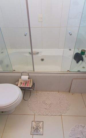 Casa de condomínio à venda com 450m², 4 quartos e 4 vagas Casa de condomínio à venda com 450m², 4 quartos e 4 vagasBanheiro da Suíte 3