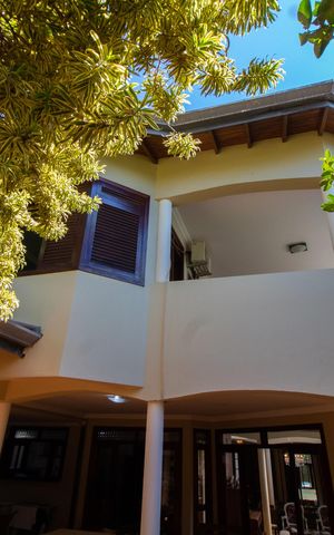 Casa de condomínio à venda com 450m², 4 quartos e 4 vagas Casa de condomínio à venda com 450m², 4 quartos e 4 vagasÁrea comum - Área Externa dos Fundos