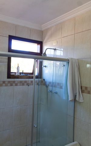 Casa de condomínio à venda com 450m², 4 quartos e 4 vagas Casa de condomínio à venda com 450m², 4 quartos e 4 vagasBanheiro da Suíte Master