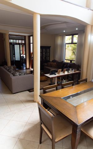 Casa de condomínio à venda com 450m², 4 quartos e 4 vagas Casa de condomínio à venda com 450m², 4 quartos e 4 vagasSala