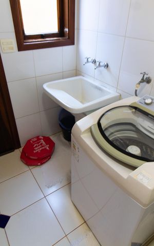 Casa de condomínio à venda com 450m², 4 quartos e 4 vagas Casa de condomínio à venda com 450m², 4 quartos e 4 vagasÁrea de Serviço