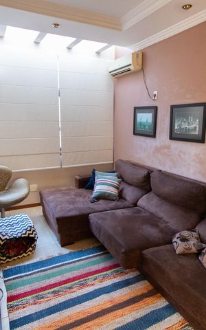 Casa de condomínio à venda com 450m², 4 quartos e 4 vagas Casa de condomínio à venda com 450m², 4 quartos e 4 vagasSala de TV