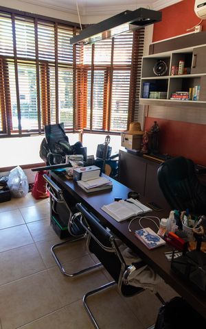 Casa de condomínio à venda com 450m², 4 quartos e 4 vagas Casa de condomínio à venda com 450m², 4 quartos e 4 vagasEscritório do Térreo
