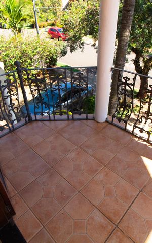 Casa de condomínio à venda com 450m², 4 quartos e 4 vagas Casa de condomínio à venda com 450m², 4 quartos e 4 vagasSacada