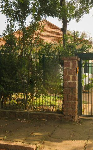 Casa à venda com 140m², 4 quartos e 4 vagas Casa à venda com 140m², 4 quartos e 4 vagasFachada
