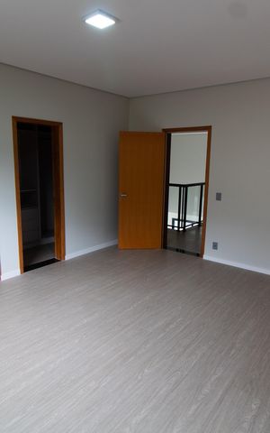 Casa de condomínio à venda com 531m², 4 quartos e 4 vagas Casa de condomínio à venda com 531m², 4 quartos e 4 vagasSuíte 2