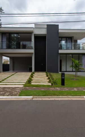 Casa de condomínio à venda com 531m², 4 quartos e 4 vagas Casa de condomínio à venda com 531m², 4 quartos e 4 vagasFachada