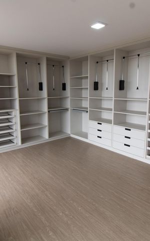 Casa de condomínio à venda com 531m², 4 quartos e 4 vagas Casa de condomínio à venda com 531m², 4 quartos e 4 vagasCloset Suíte 3