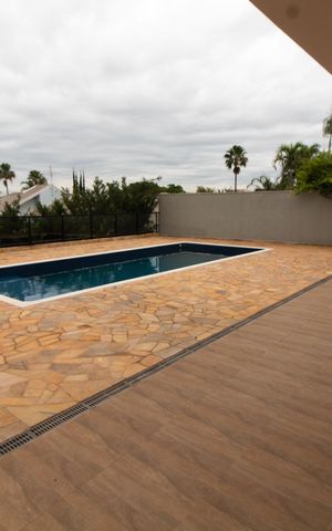 Casa de condomínio à venda com 531m², 4 quartos e 4 vagas Casa de condomínio à venda com 531m², 4 quartos e 4 vagasÁrea Externa