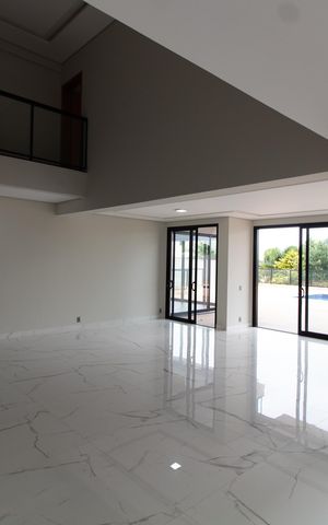 Casa de condomínio à venda com 531m², 4 quartos e 4 vagas Casa de condomínio à venda com 531m², 4 quartos e 4 vagasSala