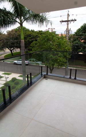 Casa de condomínio à venda com 531m², 4 quartos e 4 vagas Casa de condomínio à venda com 531m², 4 quartos e 4 vagasVaranda